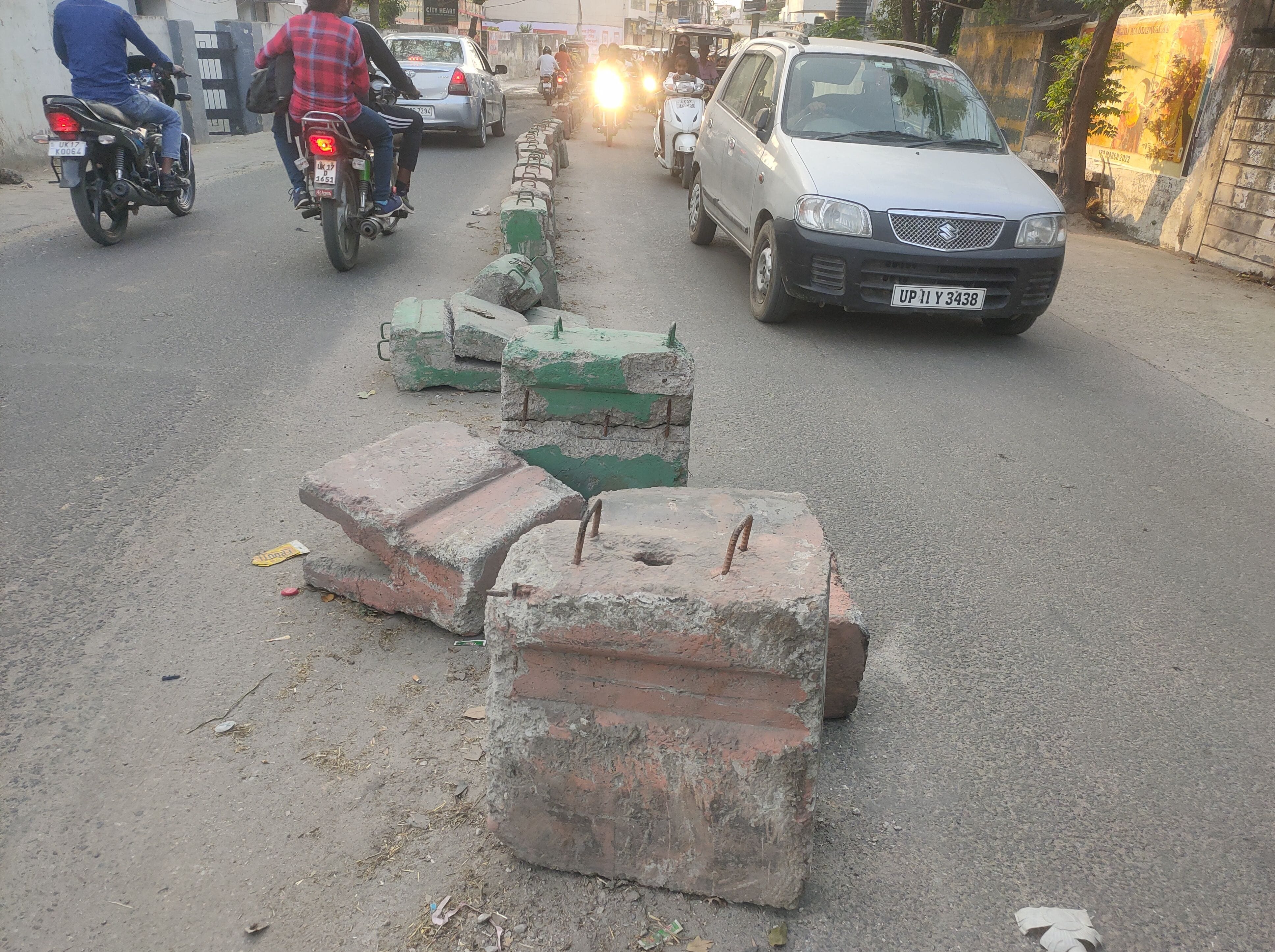 Life in trouble due to dividers, unaware even after seeing police