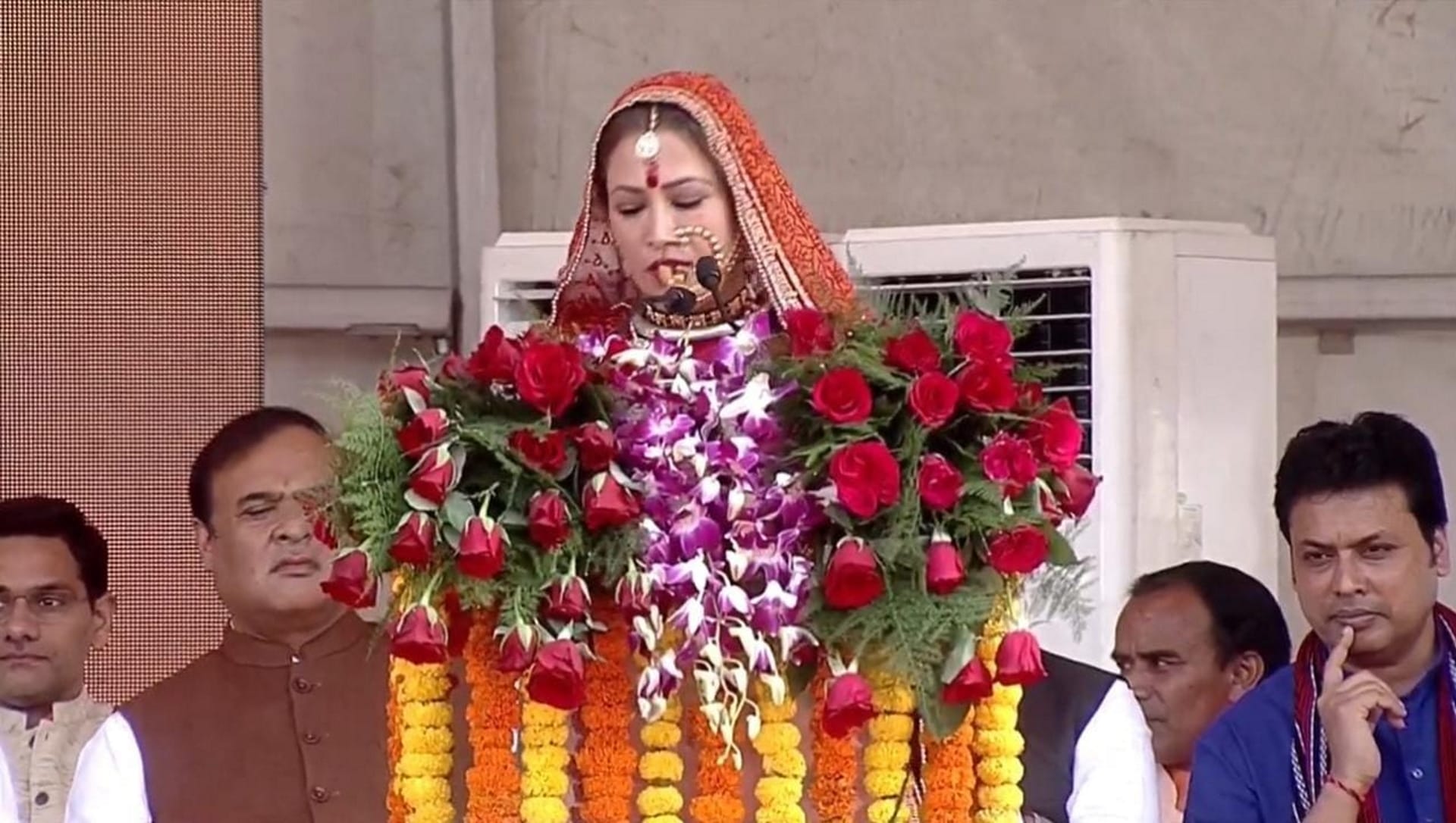 Highlights of Dhami swearing in ceremony: PM Modi Cabinet ministers Rekha Arya and Satpal Maharaj remained in discussion