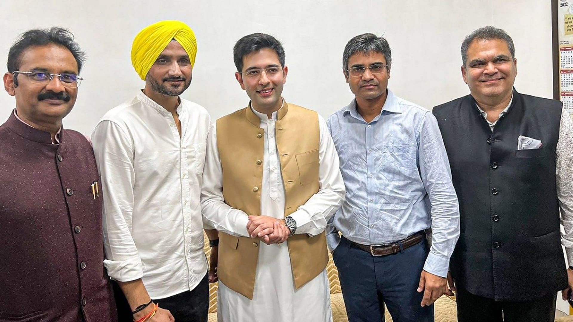 राघव चड्ढा के बाएं तरफ खड़े संदीप पाठक
