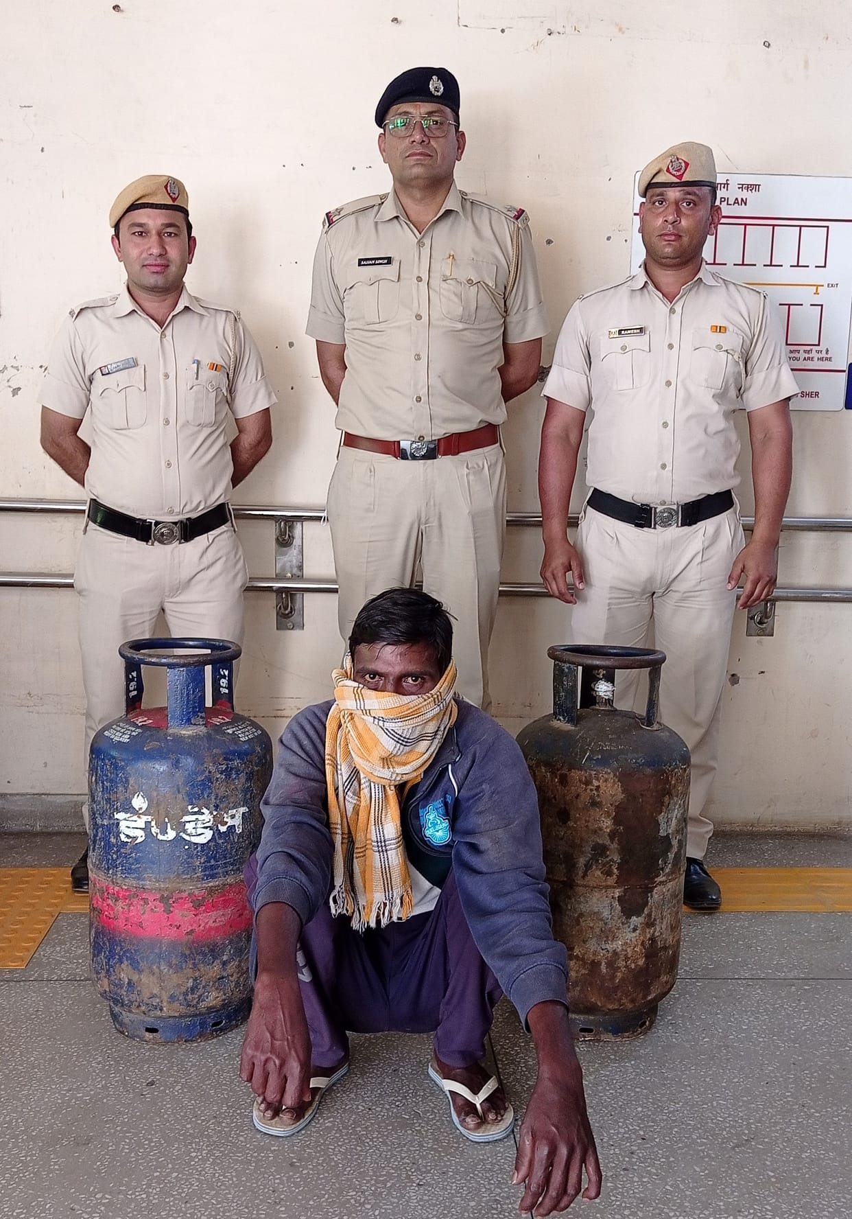 The accused of theft of gas cylinder by breaking the lock of the restaurant arrested
