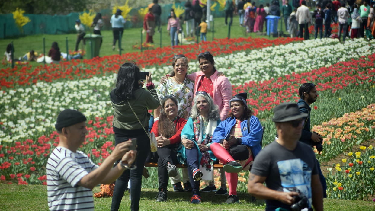 jammu kashmir tourist so far this year 1.62 crore tourists came Highest in 75 years