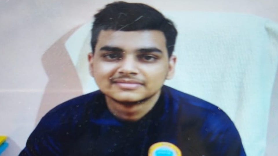12th class student dead body found at IAS PCS coaching center in Agra