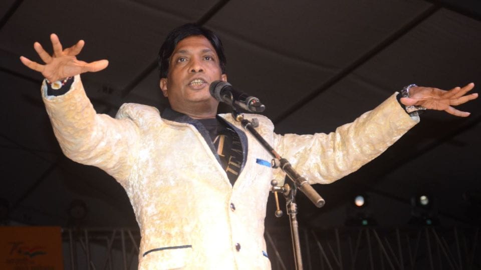 Comedian Sunil Paul performed at Taj Mahotsav in Agra