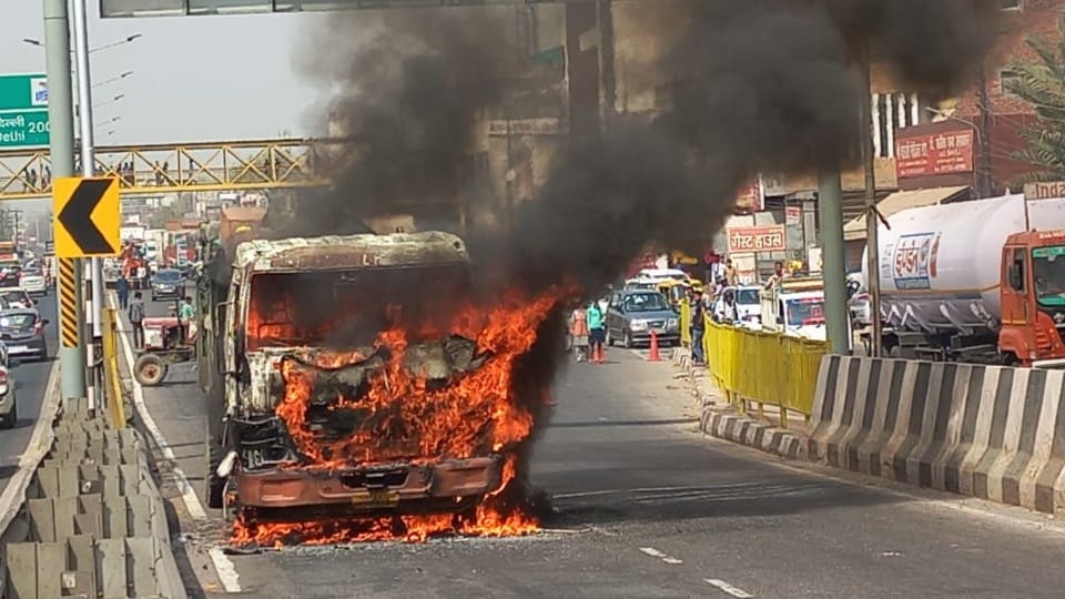 Municipal corporation truck caught fire on the highway in Agra