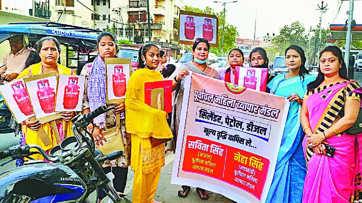 LPG Price Hike varanasi Housewives protest against the increase of Rs 50 in the price of LPG cylinder