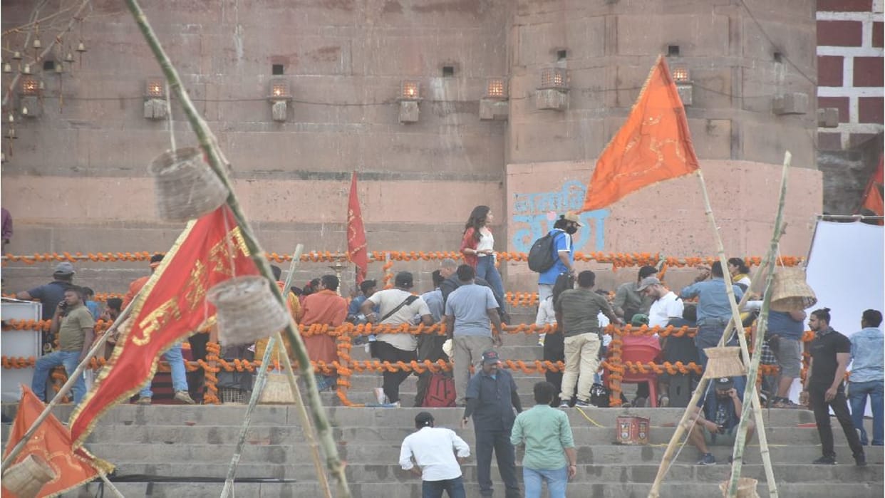 Ranbir kapoor and Alia bhatt roamed the streets of varanasi, Shooting of the film at Raja Chetsingh Ghat