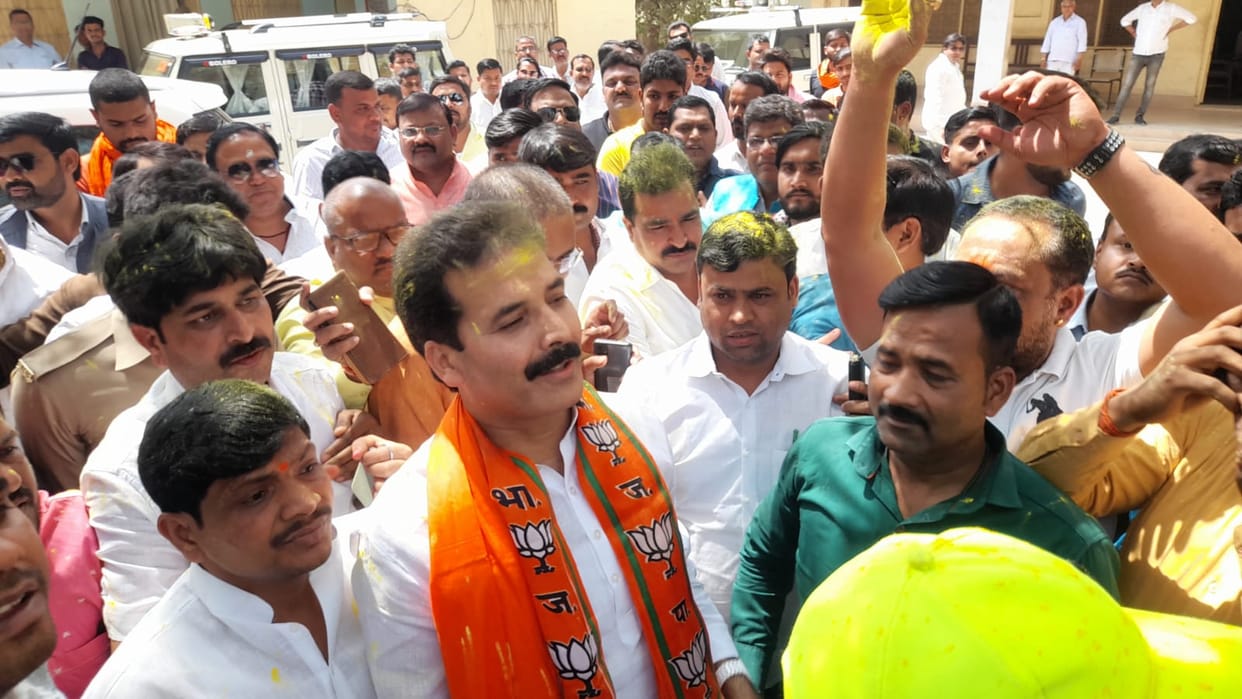 UP MLC election 2022 Samajwadi party candidate ramesh yadav withdraws nomination in Mirzapur BJP  Vineet Singh is set to be elected