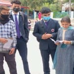 परीक्षा के बाद शिक्षक से चर्चा करते विद्यार्थी।