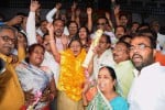 पद्मश्री अजिता श्रीवास्तव के आगमन पर नगर के लोग स्वागत करते ।