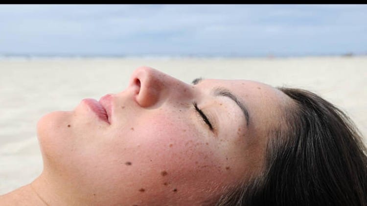 शरीर पर मौजूद कौन से तिल माने जाते हैं सबसे शुभ, क्या होता है इनका मतलब