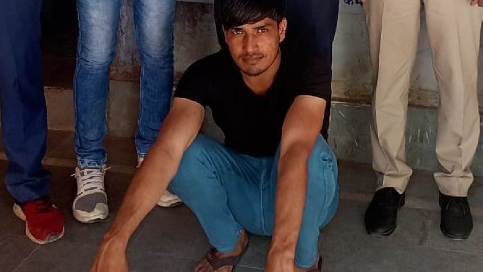 Police arrested the crook who was rewarded six thousand rupees