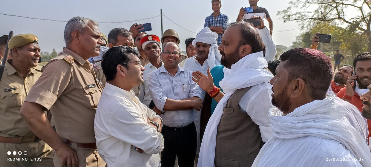 The revenue team reached the village of Madan Yadav, the head of Adhiyaran village, in the MLC election