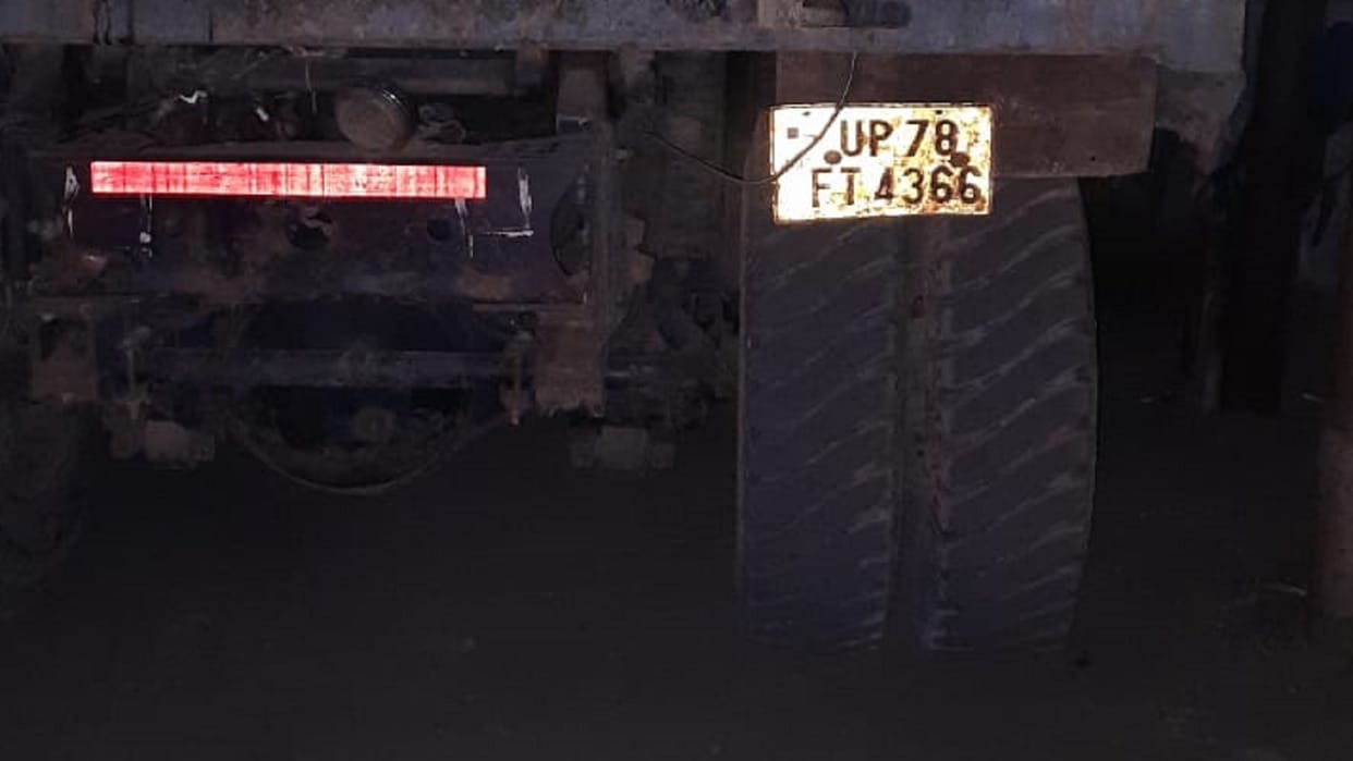 Kanpur: DM took action on illegal mining at three o'clock in the night seized five dumpers carrying soil