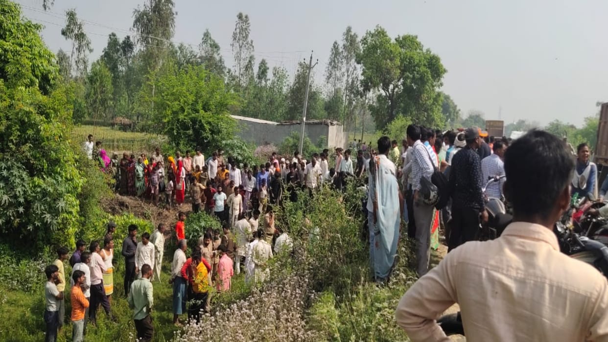 Bareilly bike falls in trench woman and two kids died husband injured