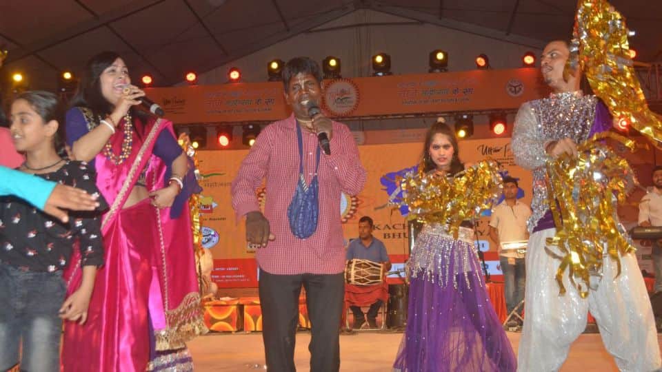 Kacha Badam singer Bhuban Badyakar performed in Taj Mahotsav Agra