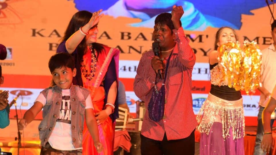 Kacha Badam singer Bhuban Badyakar performed in Taj Mahotsav Agra