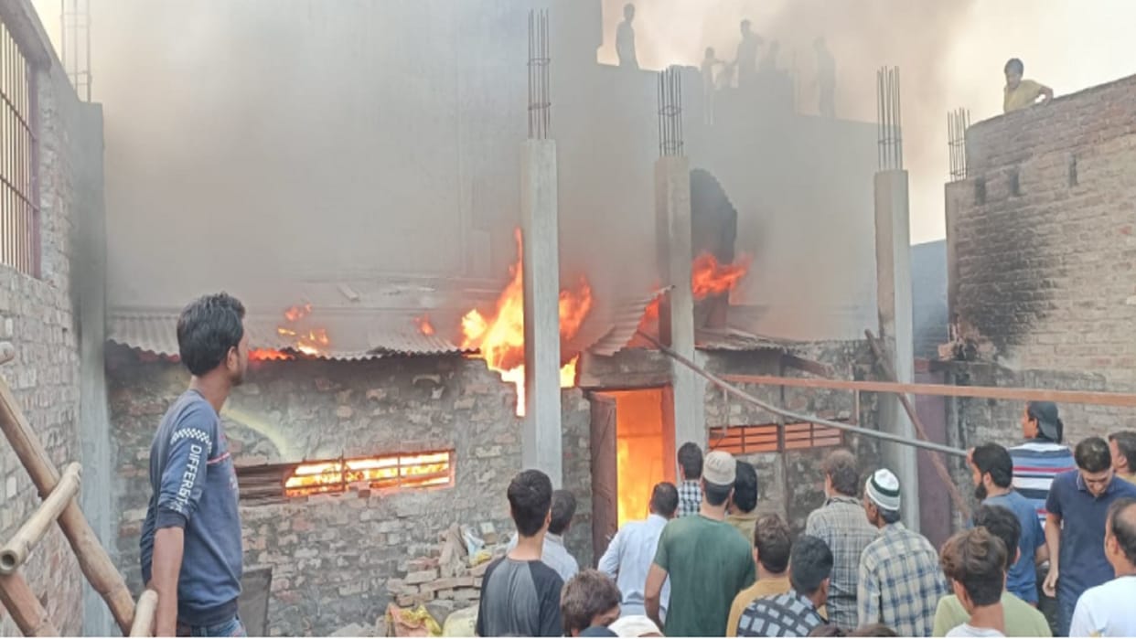 UP News: Fire breaks out in a factory in Bijnor City