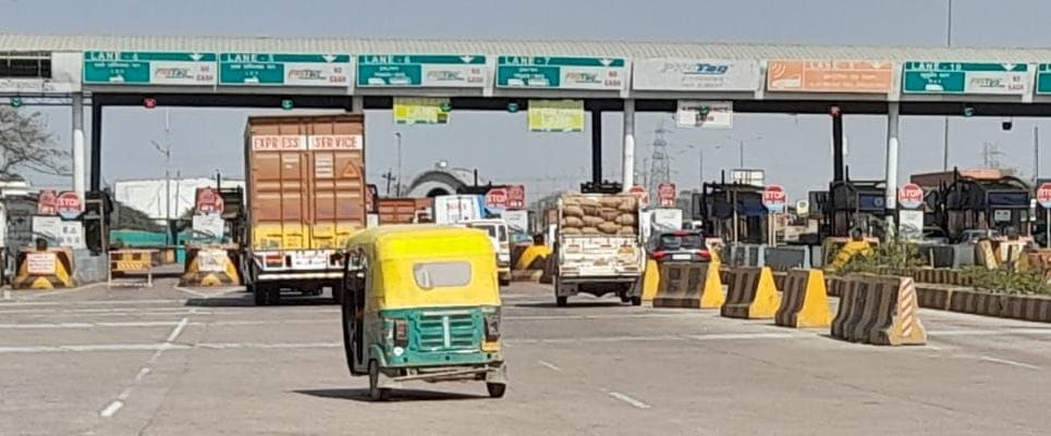Kanpur Dehat : Gadkari admits that recovery from vehicles coming from NH 25 at Bara toll plaza is wrong