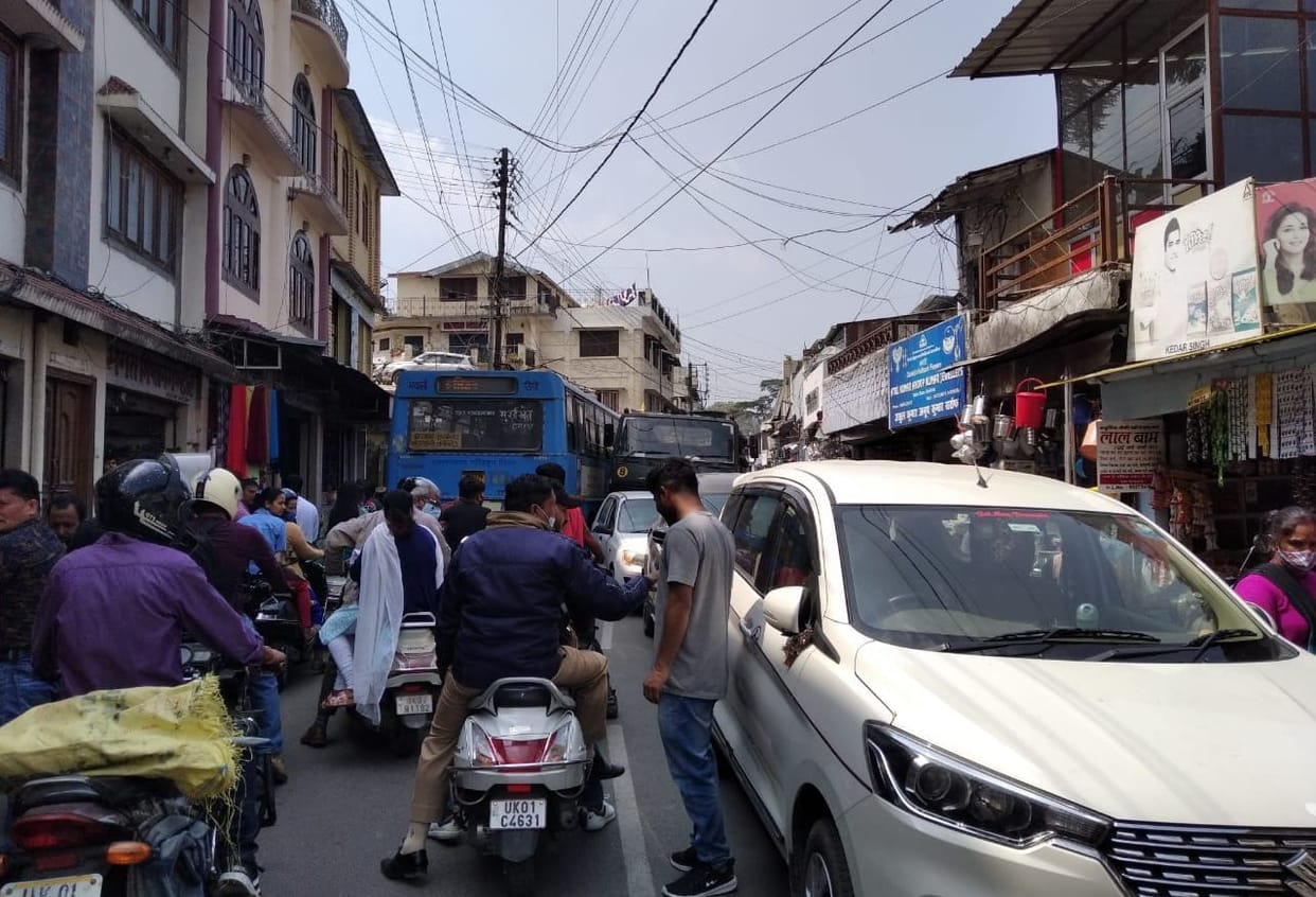 Illegal PArking Creates Jam In Ranikhet