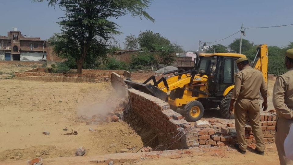ADA demolished illegal colony with bulldozer in agra