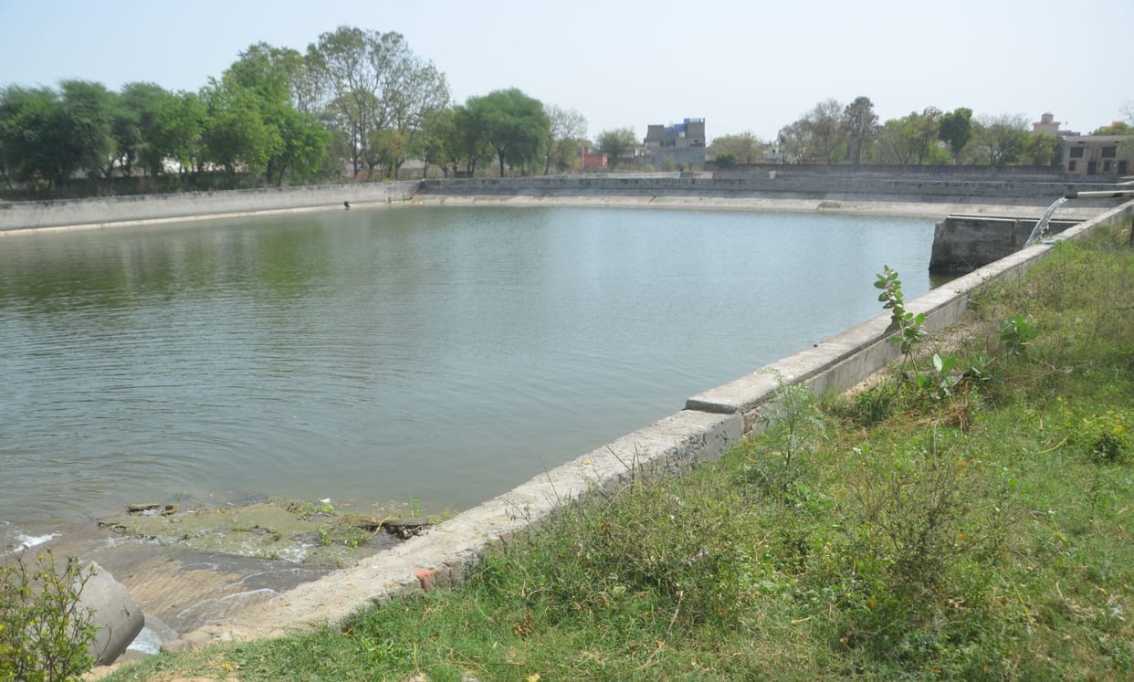 Here... the water ran for 15 days in the canals, the district had a store for 14 days