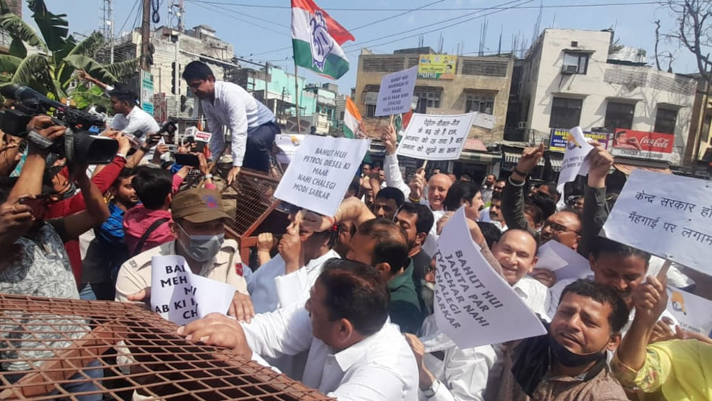 congress protest in jammu against petrol diesel and gas price hike