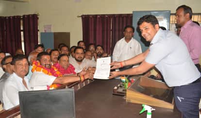 फोटो-21- तहसील में एमएलसी प्रत्याशी अशोक अग्रवाल को प्रमाण पत्र देते जिला अधिकारी अविनाश कुमार