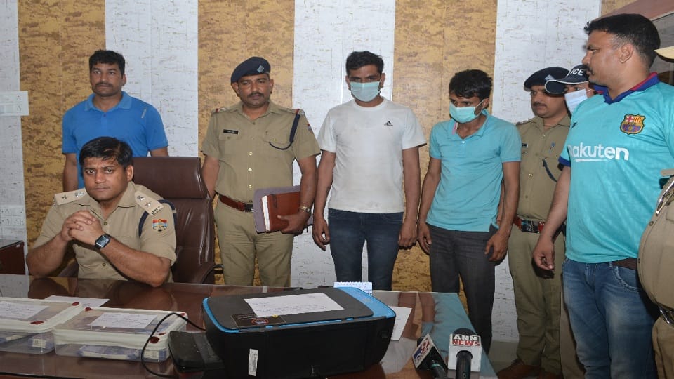 two arrested with fake notes of fifty thousand in roorkee printer scanner and paper  recovered