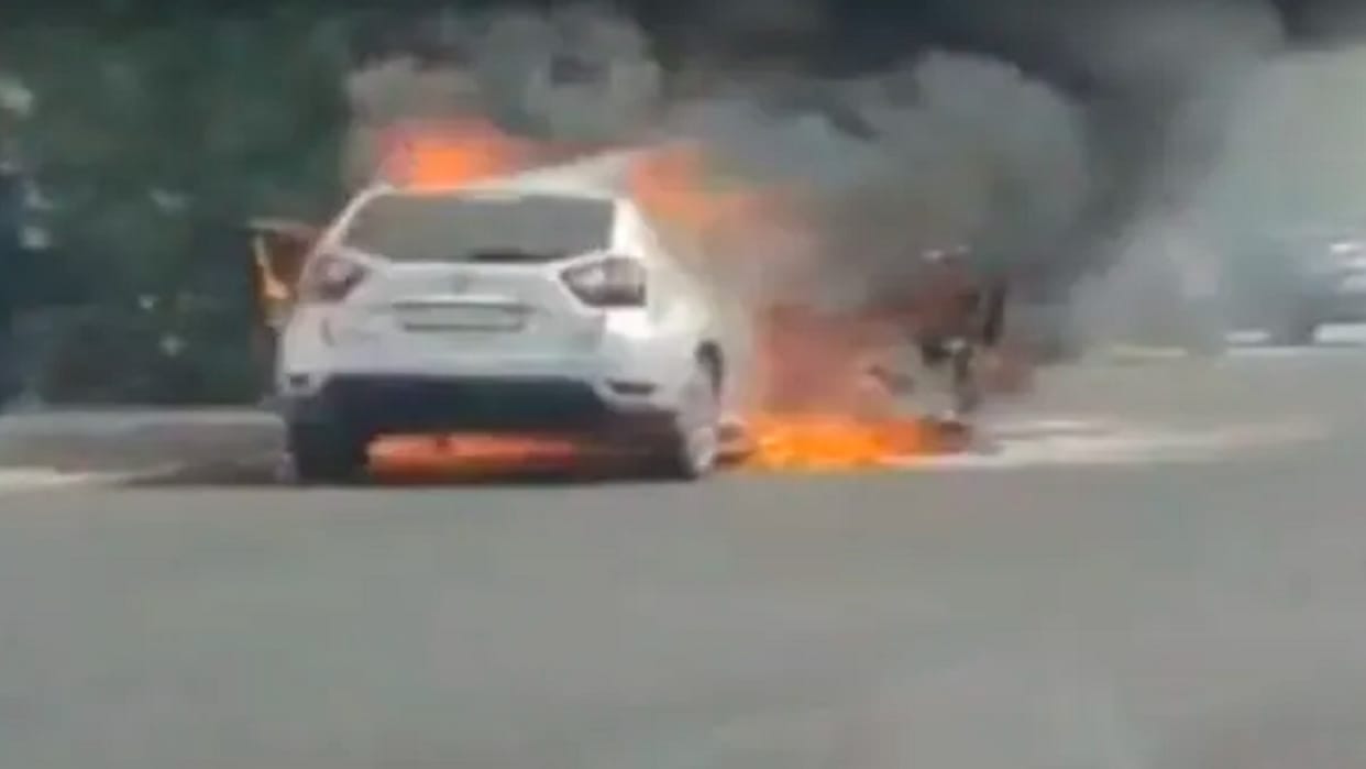 Accident: The first fire broke out in the car on the Noida-Greater Noida Expressway then exploded no casualties