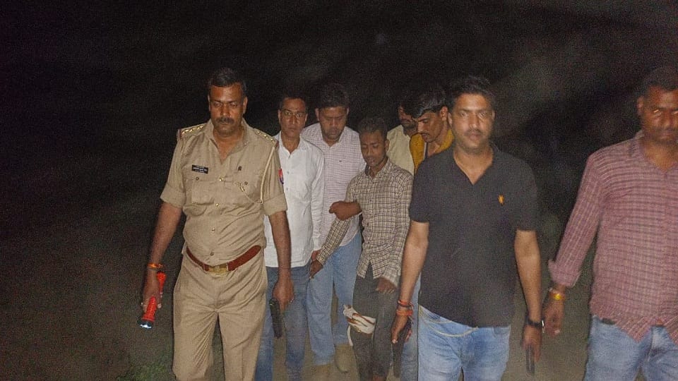 encounter in kushinagar police shot in the leg of the miscreant