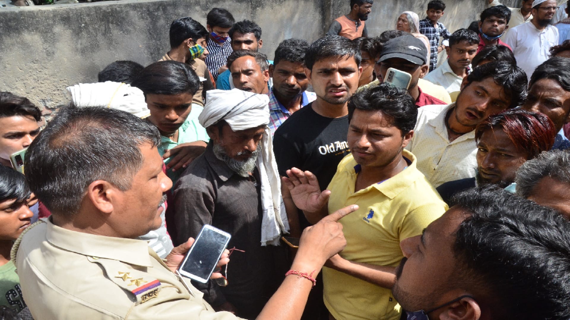 Ghaziabad Big Incident wall of school collapsed while making drain three laborers died See Photos
