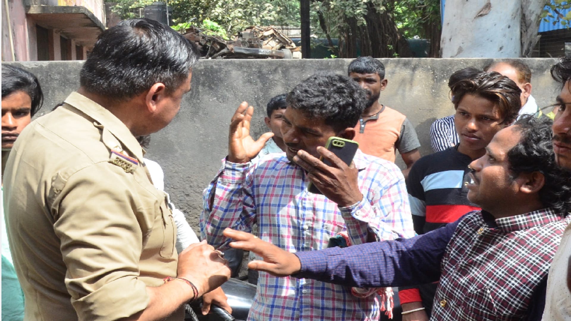 Ghaziabad Big Incident wall of school collapsed while making drain three laborers died See Photos
