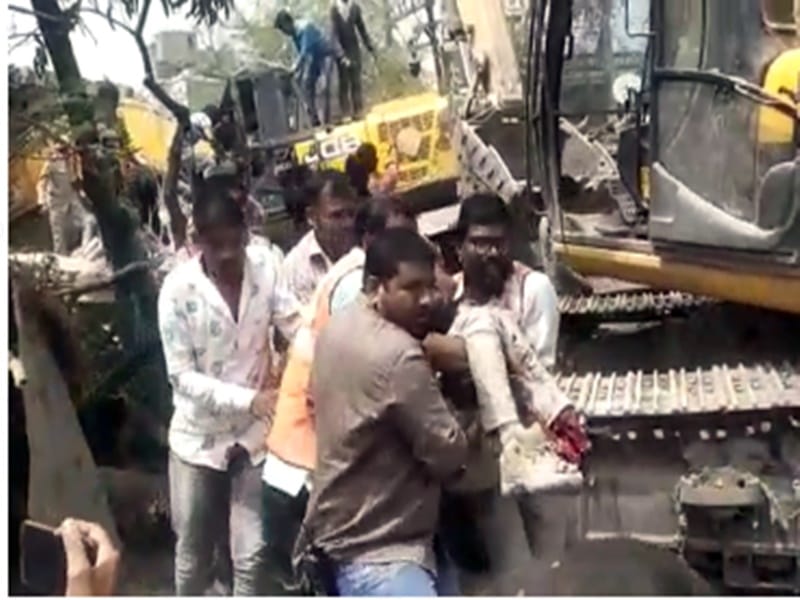 Indore: Debris fell on Poklane breaking illegal building, Poklane driver and corporation worker injured