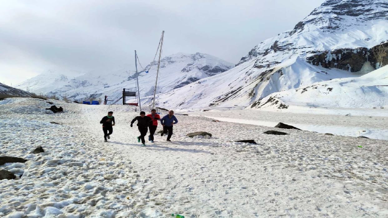 himachal Weather update : Light snowfall in high peaks including Rohtang Pass, rain in Shimla