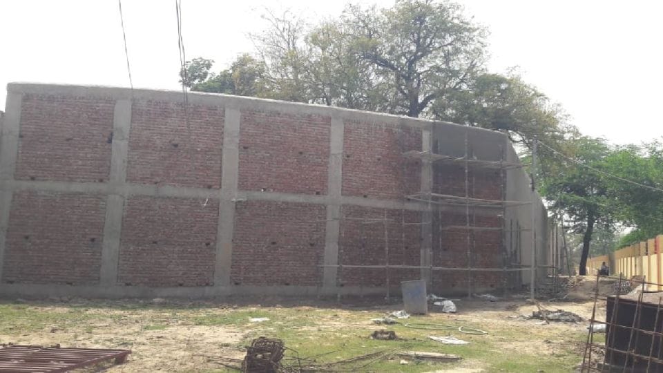 Mathura district jail boundary wall has become 24 feet high