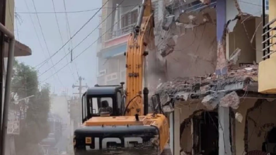 Indore: Administration freed 35 thousand square feet of about ten crore rupees, the funeral took place under police guard