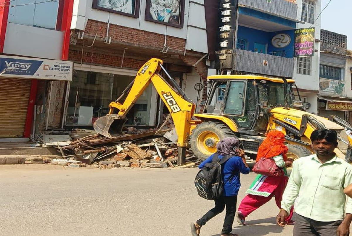 once again Bulldozer run in Jaunpur administration demolished jewelery shop who built on govt land
