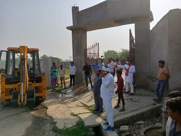 Bulldozer deployed at Samajwadi party MLC candidate  hospital in jaunpur administration notice of encroachment