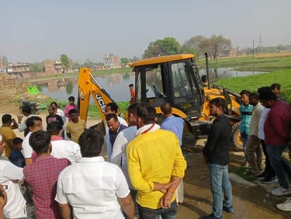 Bulldozer deployed at Samajwadi party MLC candidate  hospital in jaunpur administration notice of encroachment