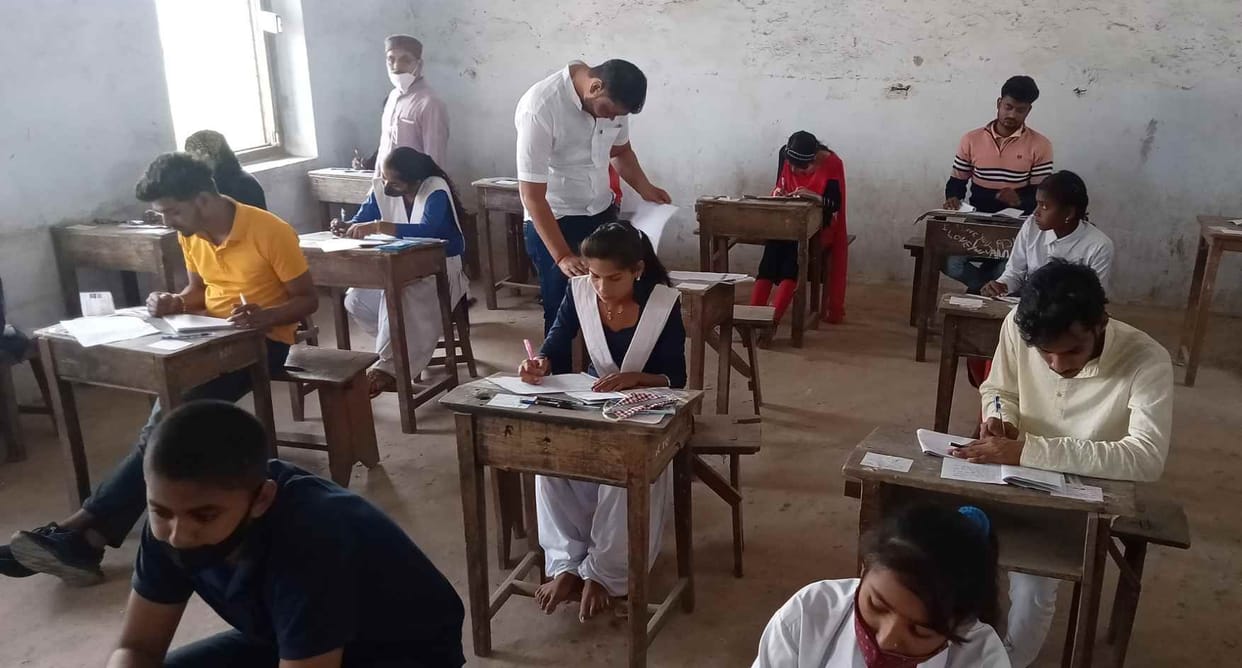 pahale din 8,527 vidyaarthiyon ne chhodee pareeksha