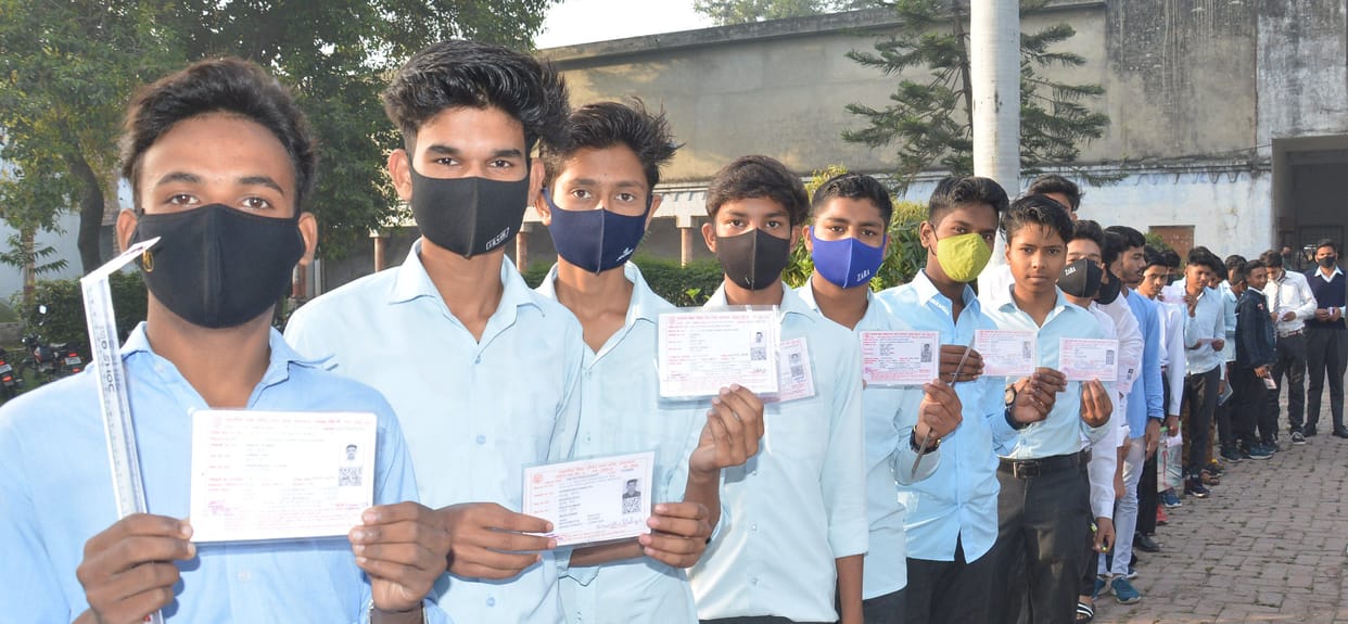 The examinees were delighted to see the easy paper of Hindi