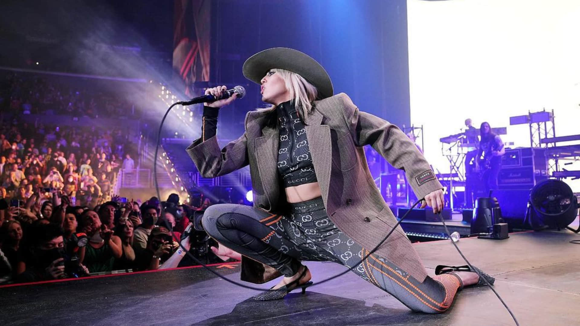 Hollywood Singer MIley Cyrus Plane forced to take emergency landing due to bad weather, singer shared the video
