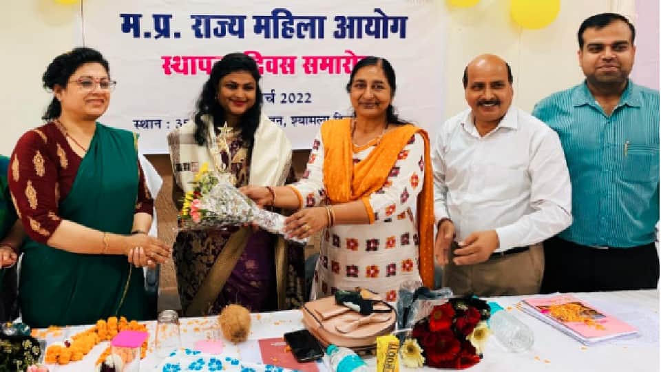 मध्य प्रदेश राज्य महिला आयोग ने सारिका को सम्मानित किया गया।