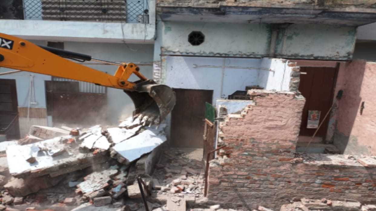 UP: Bulldozer of railway runs near Daurala station in Meerut, illegal constructions demolished