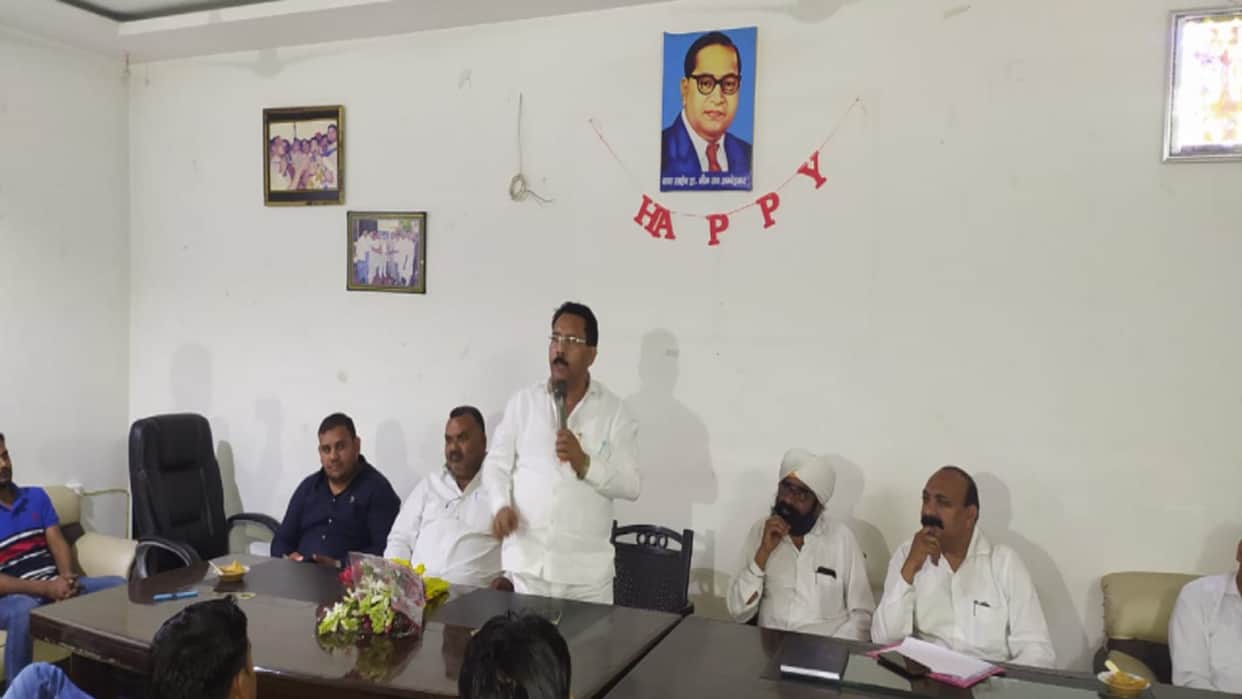 BSP former MLA Yogesh Verma has meeting with Dalit community on his house in Meerut
