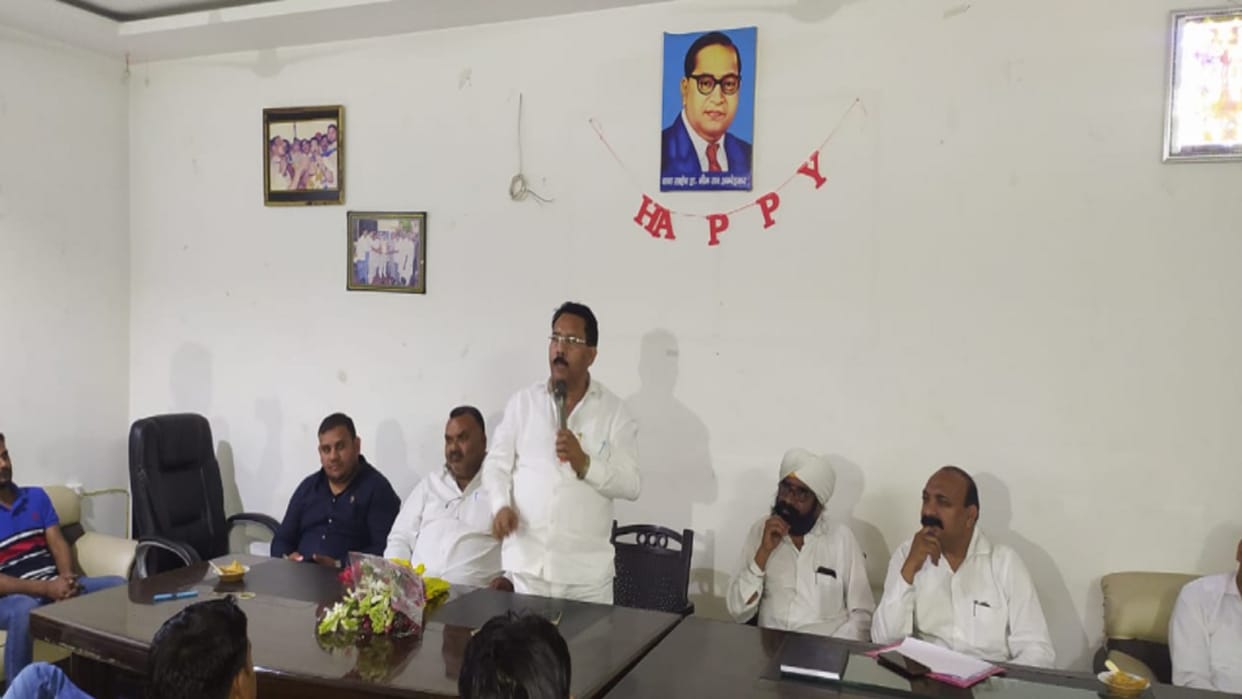 BSP former MLA Yogesh Verma has meeting with Dalit community on his house in Meerut