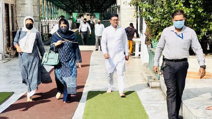 Satwari Dargah pdp president Mehbooba mufti pays obeisance at sufi Shrine of Hazrat Budan Ali Shah at Satwari Jammu
