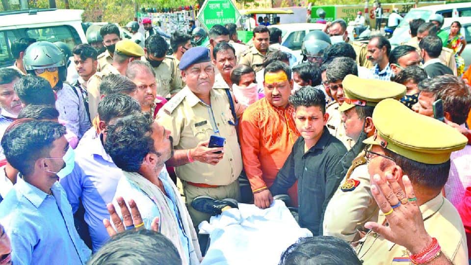 agra student death case police filed FIR against unknown for murder and conspiracy