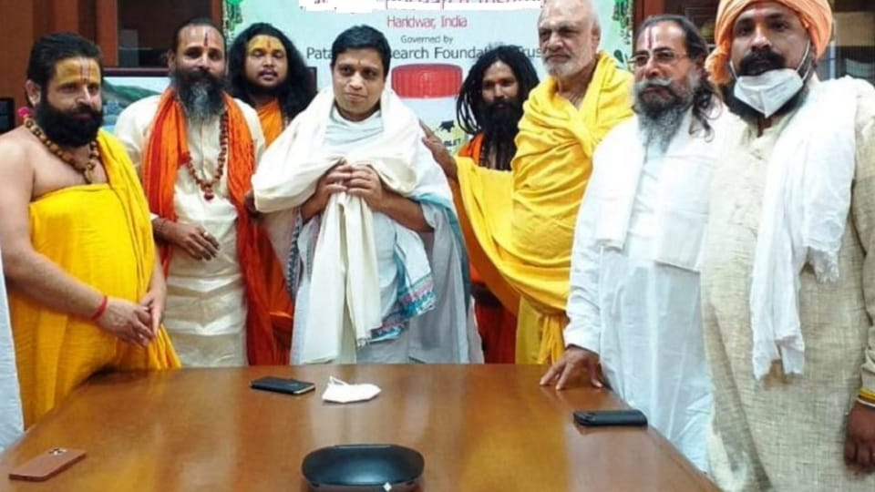 saints of haridwar become witnesses of yogi adityanath oath they will reach lucknow by charter plane
