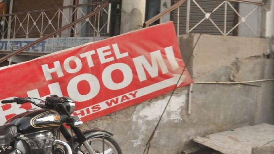 a hotel in jahangirpuri did not give room to a resident of kashmir police registered fir